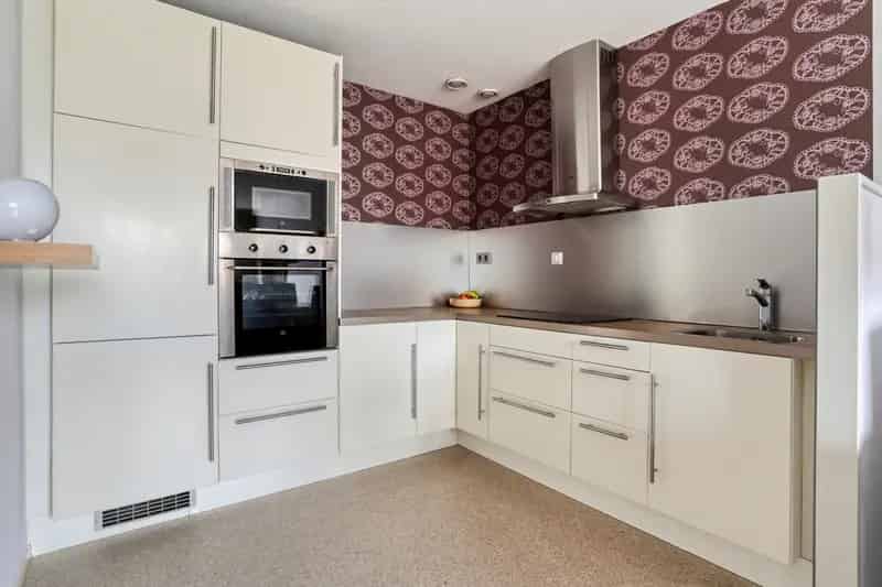 Appartement te koop in s Gravenland nabij metro en winkels