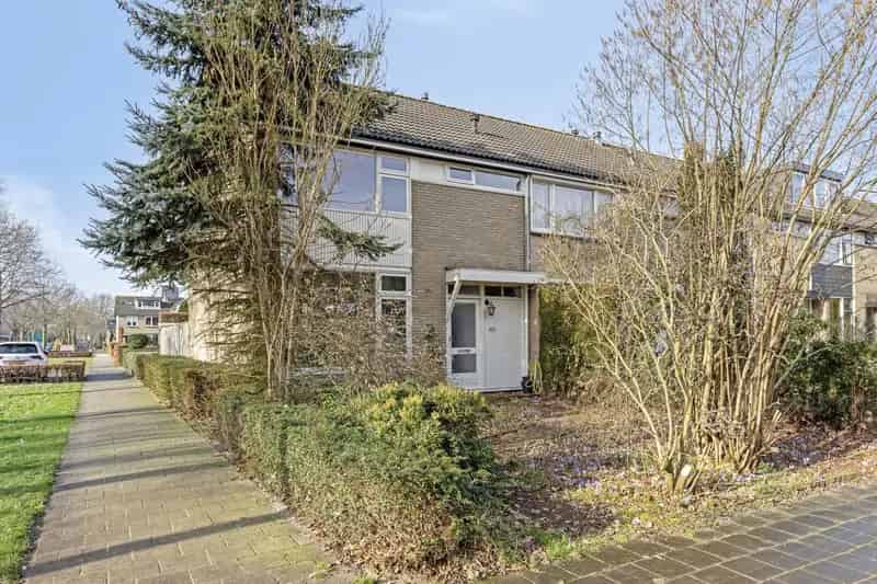 Ruime Eindwoning met Garage Nabij Winkelcentrum