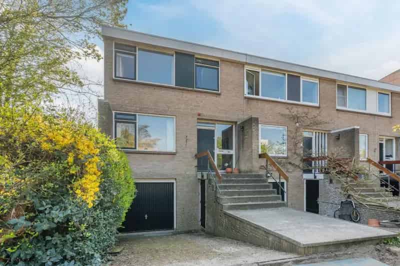 Huis te koop Delft: Ruime drive-in woning met 4 slaapkamers en grote tuin