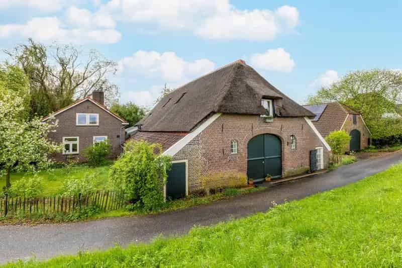 Monumentale Boerderij te Lathum: Dubbele Bewoning, B&B of Praktijk