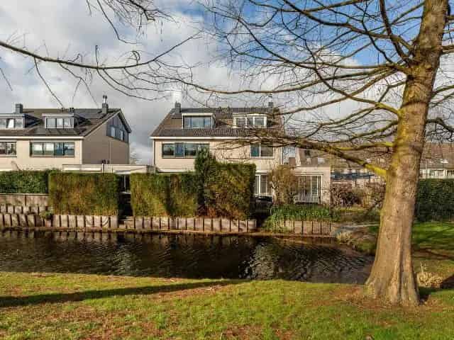 Ruime 5 Slaapkamer Tweekapper met Garage en Tuin aan het Water