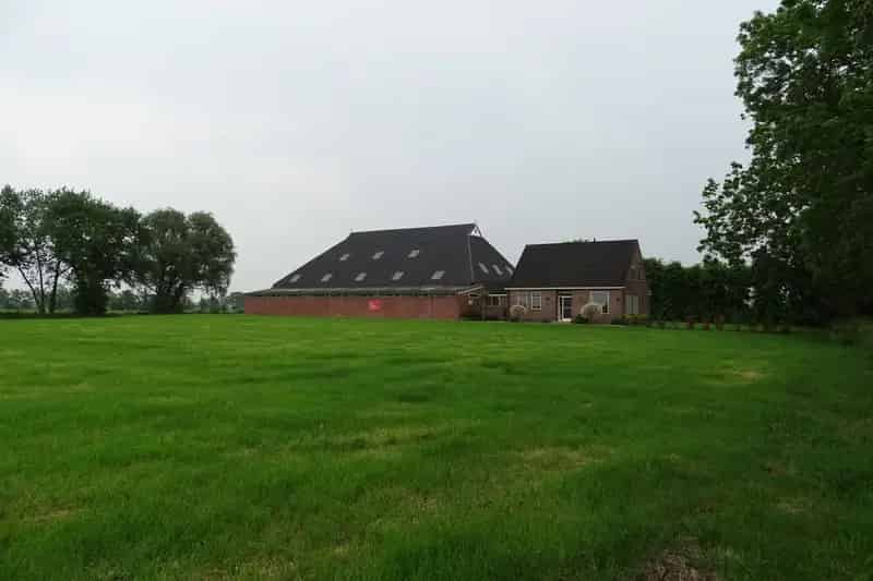 Agrarisch bedrijf te koop Niekerk woning stallen opslag