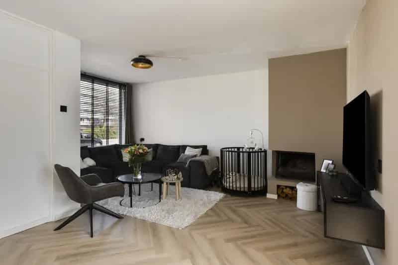 Royale 4 Slaapkamers Eengezinswoning Nabij Voorzieningen