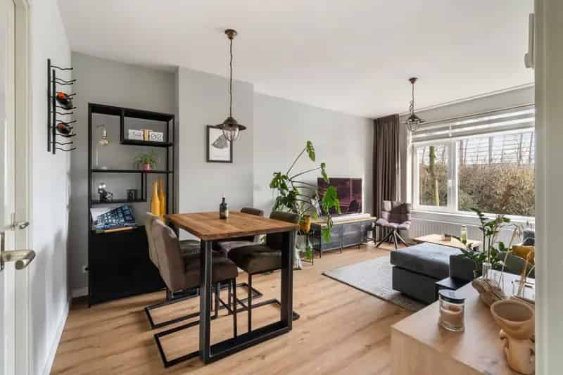 3 Kamer Appartement Vlaardingen  Geheel Gemoderniseerd