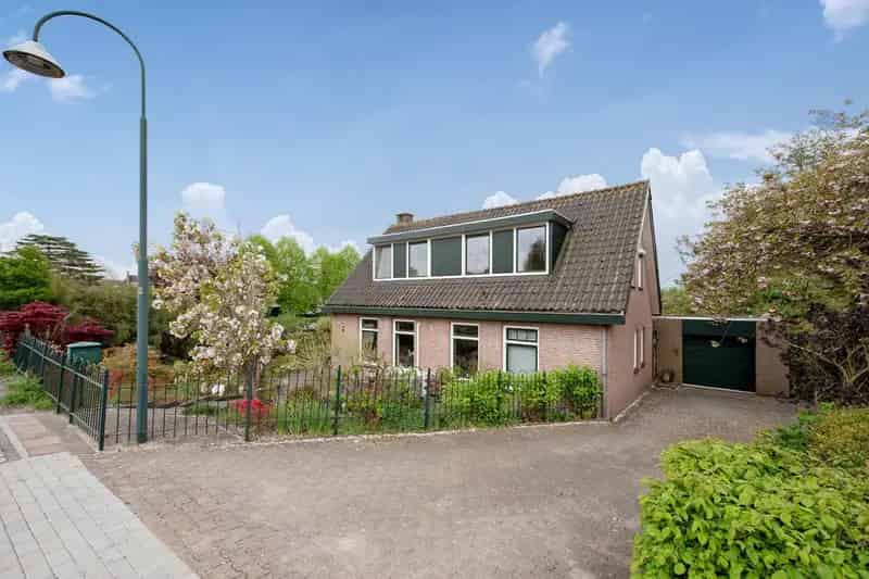 Vrijstaande woning Zoetermeer Voorweg 1051m2 tuin