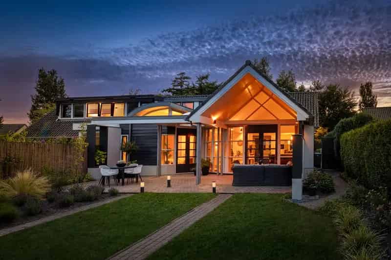 Huis te koop Epe: Stijlvolle semi-bungalow met 3 slaapkamers en royale tuin