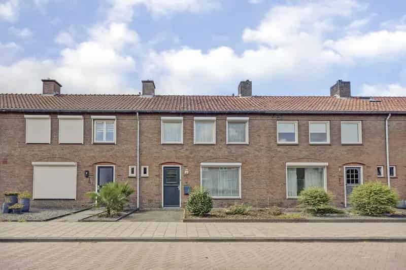 Ruime Middenwoning Waalwijk Westtuin 3 Slaapkamers