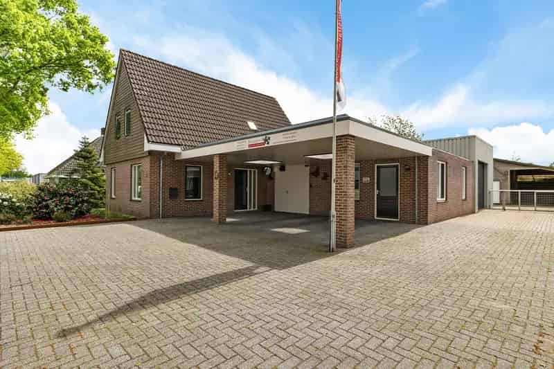Vrijstaande bedrijfswoning te koop in Leek