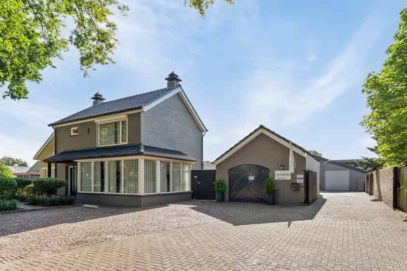 Bedrijfshal Heesch te koop: Vrijstaande woning met bedrijfsruimte