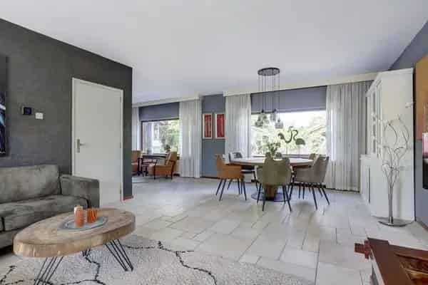 Semibungalow Fijnaart: Ruime woning, levensloopbestendig