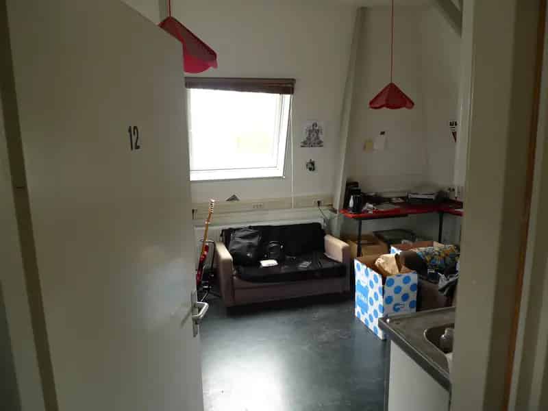 Ruime Kamer met Eigen Keuken Nabij Centrum