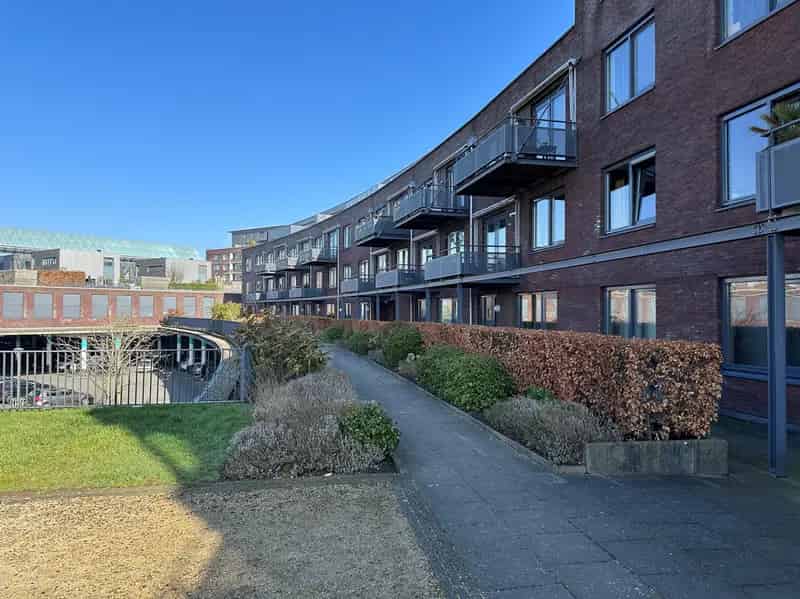 4 Kamer Appartement met Balkon en Parkeerplaats Nabij Winkelcentrum