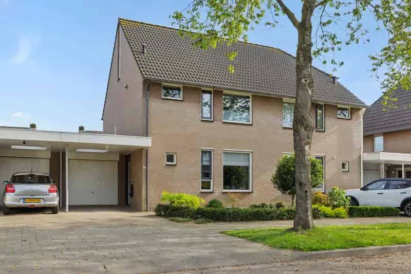 Ruime Tweekapper Oss 4 slaapkamers Garage Tuin Zonnepanelen