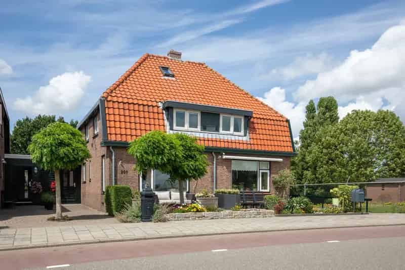 Dijkwoning Ringvaart 4 slaapkamers Grote garage Eigen aanlegsteiger