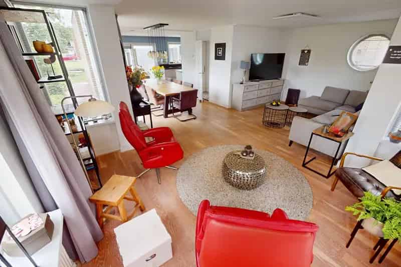 Vrijstaande woning aan vaarwater te koop