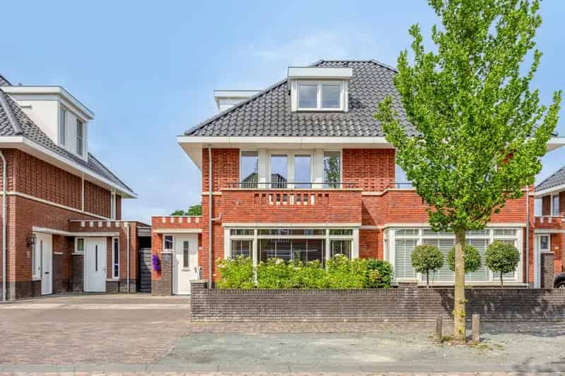 5 Slaapkamers, Luxe Keuken & Tuin - Familiehuis Nabij Centrum
