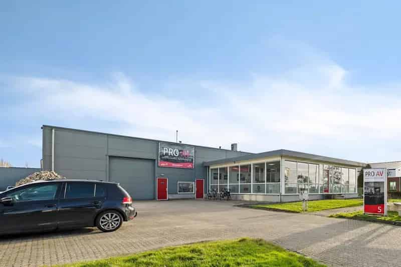 Bedrijfshal te Huur Sneek - Moderne Ruimte met Kantoor en Werkplaats