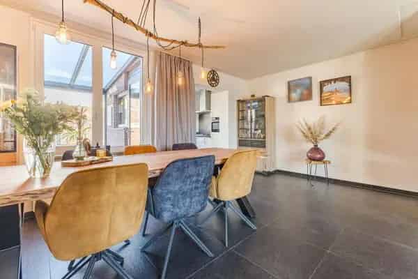 Hoekwoning 3 slaapkamers Garage Oprit Nieuwe Kozijnen Airco Serre Zonnepanelen
