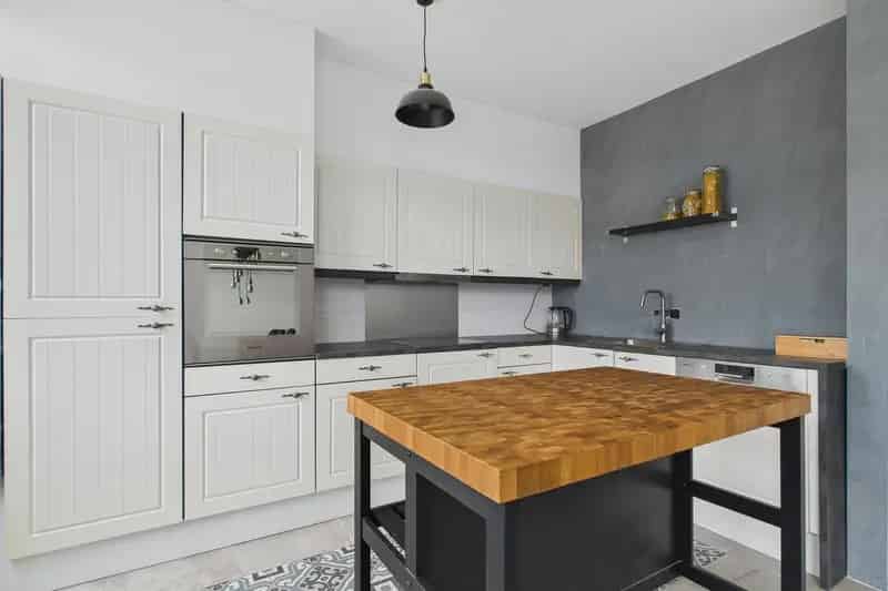 Hoekwoning met Garage en Tuin nabij Voorzieningen
