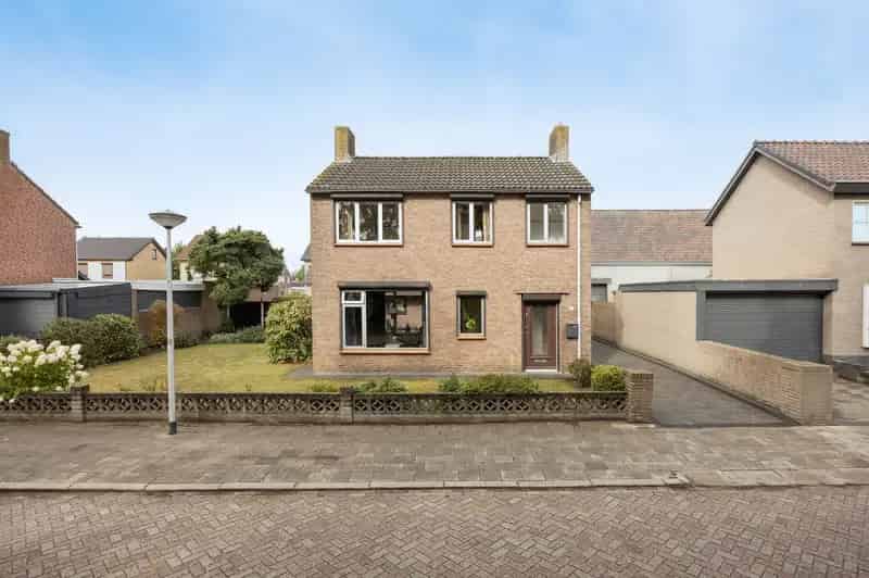 Vrijstaande woning te koop St Willebrord Ruime tuin Bijgebouw Garage
