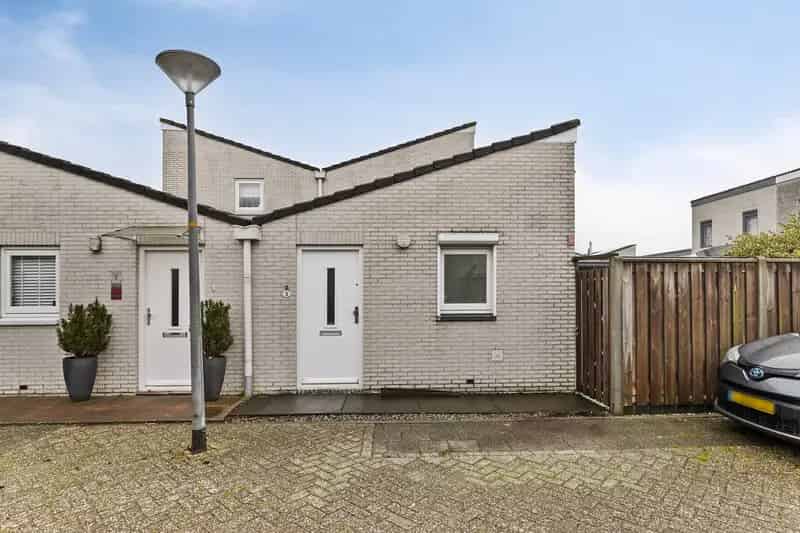 Semi-bungalow te koop Almere 3 slaapkamers moderne badkamer grote tuin