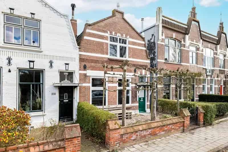 Sfeervolle Eengezinswoning met Diepe Tuin Nabij Strand en Centrum