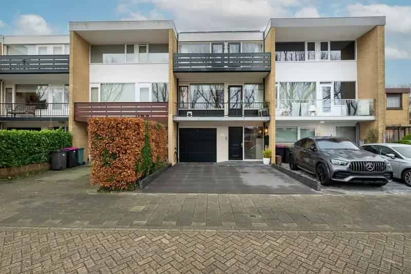 Ruim Familiehuis nabij Mall of the Netherlands