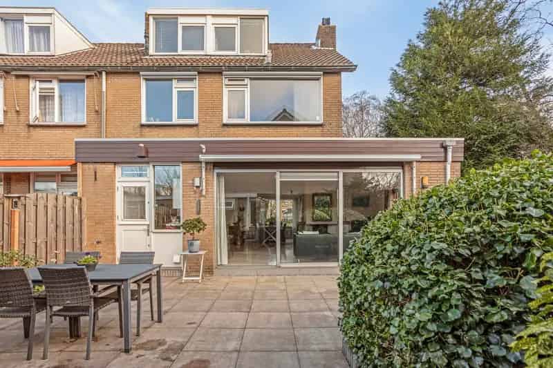 Hoekwoning Zaandam 4 slaapkamers 12 zonnepanelen royale tuin
