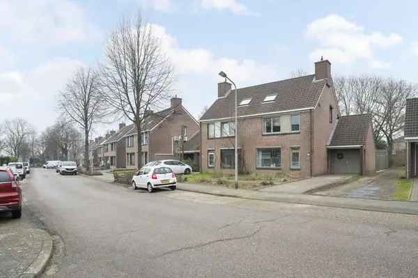 Ruime 4 Slaapkamers 2-onder-1-kapwoning Garage Verzorgde Tuin