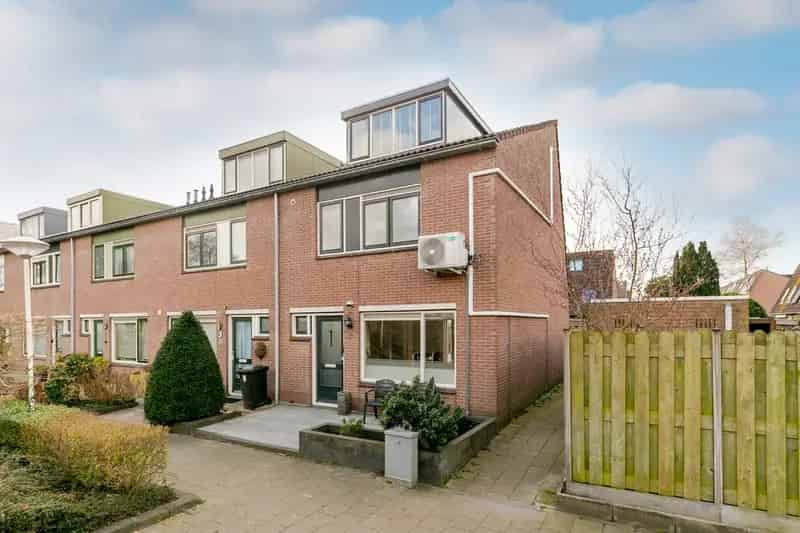 Huis te koop Zoetermeer Rokkeveen: Gezinsshuis met moderne keuken en badkamer