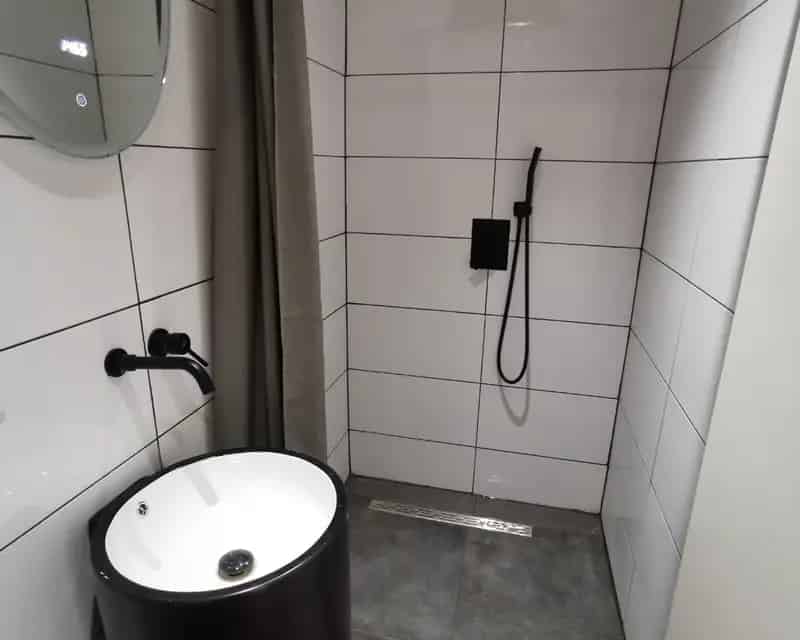 Studio De Pijp: Ruime kamer met eigen badkamer