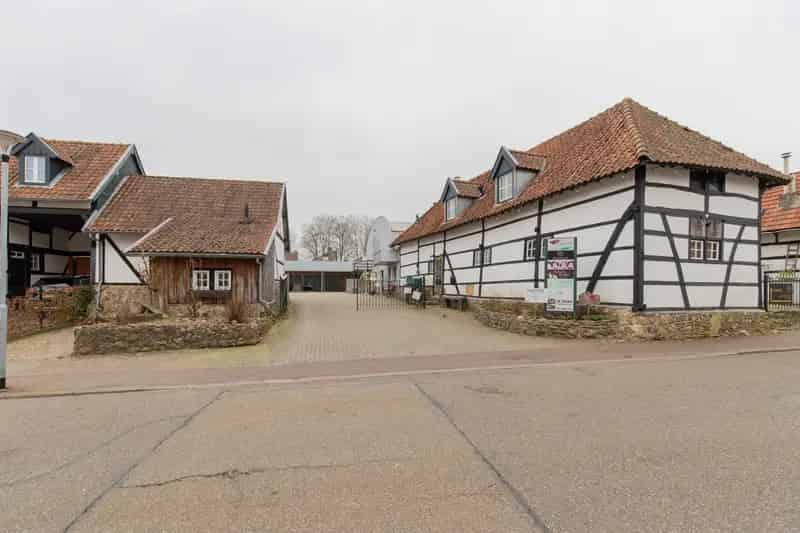 Bedrijfshal te huur Oirsbeek 320m2 Kantoorruimtes Parkeergelegenheid