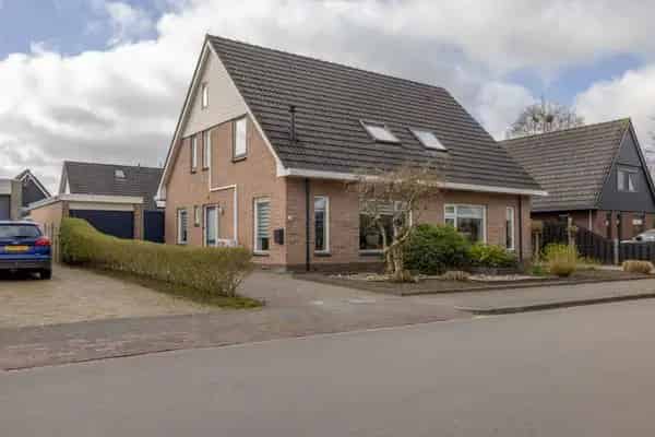 Moderne Tweekapper Surhuisterveen  Volledig Geisoleerd  Ruime Tuin