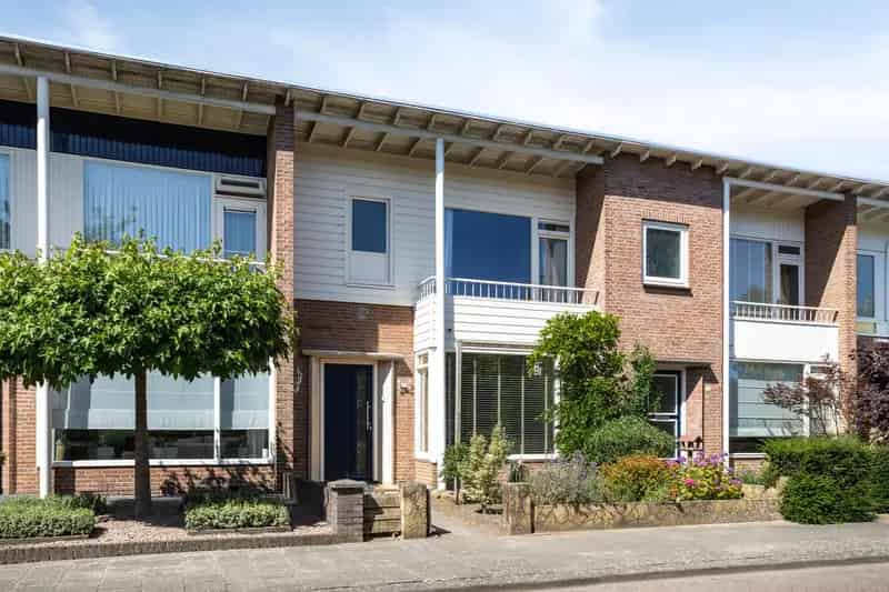 Eengezinswoning Oss Zuid: Diepe Tuin Garage Carport