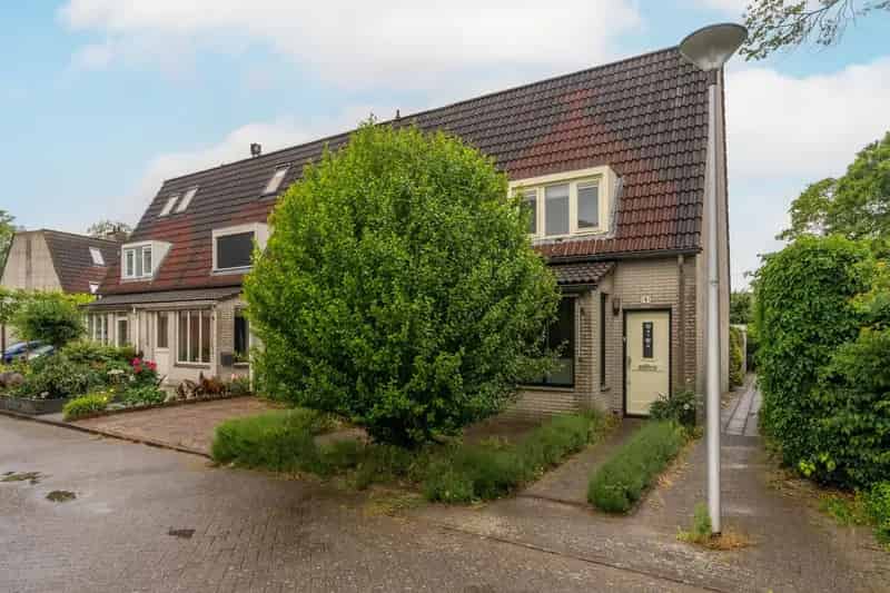 Ruime Hoekwoning met Grote Tuin Nabij NS Station