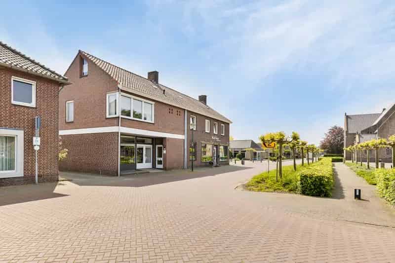 Winkel en Bovenwoning te Koop Lomm Antoniusplein