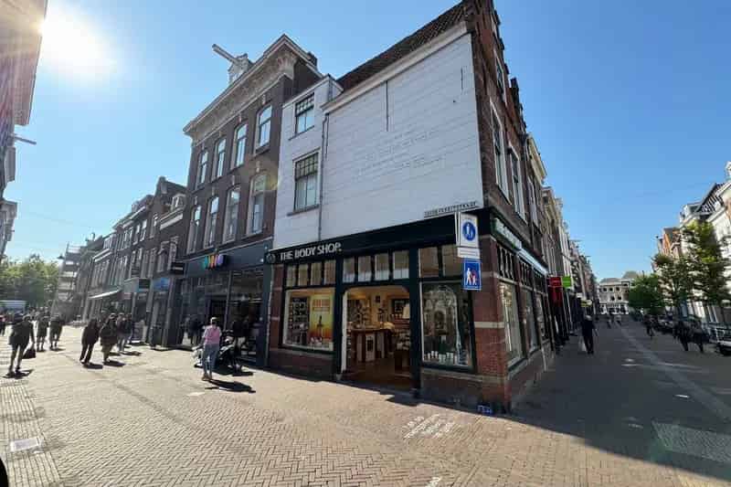 Beleggingspand Delft: Winkelruimte en 3 Appartementen