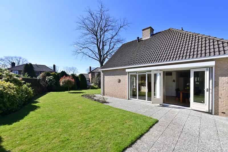 Ruime Semi-bungalow te Huizen met Garage en Royale Tuin