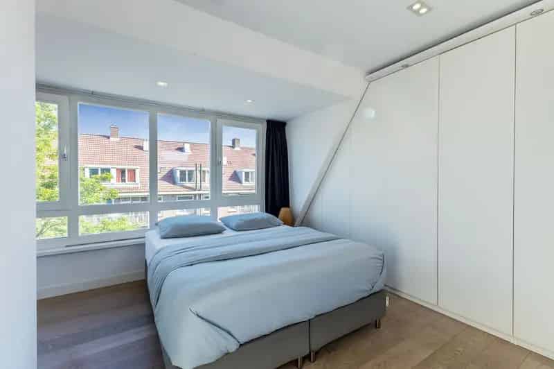 Amsterdam Stadionbuurt: Licht appartement met dakterras