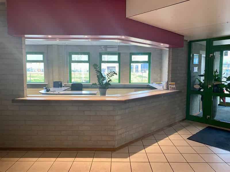 Bedrijfshal te huur Moerdijk: Kantoor en Opslag