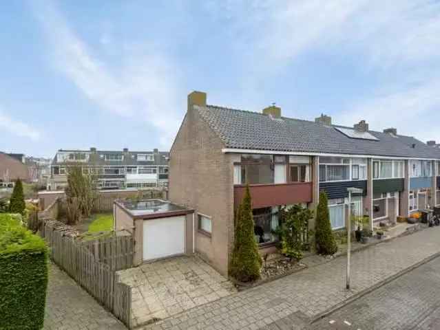 Ruime Hoekwoning met Tuin Garage en Oprit in Purmerend