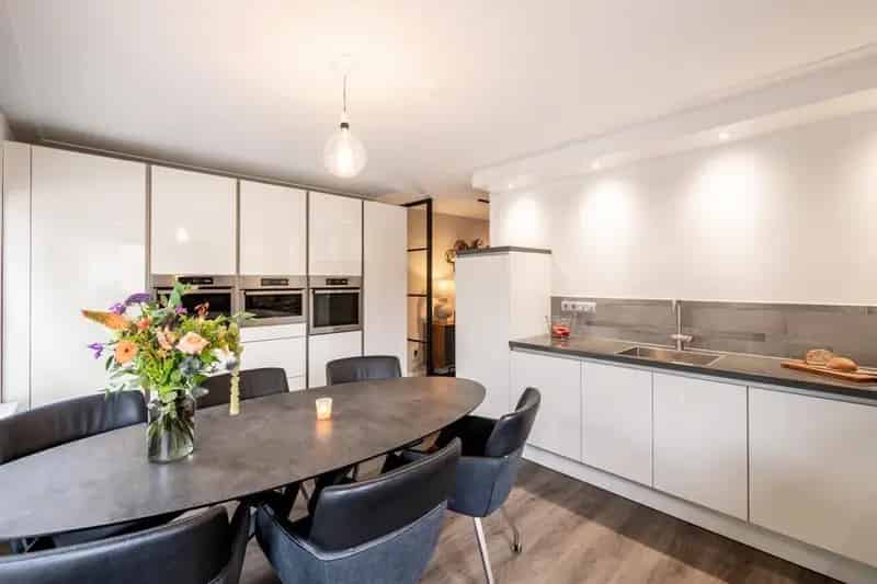 Royale Uitgebouwde Twee Onder Een Kapwoning Oss