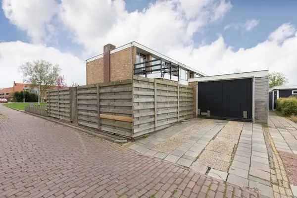 Hoekwoning Sneek Ruim Perceel Garage 3 slaapkamers