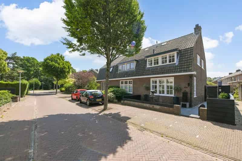 Jaren 30 Hoekwoning Huizen: Sfeervol en Modern