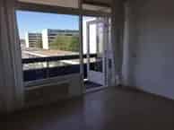 Kamer Arnhem: laminaatvloer, balkon, grote ramen, wasmachine