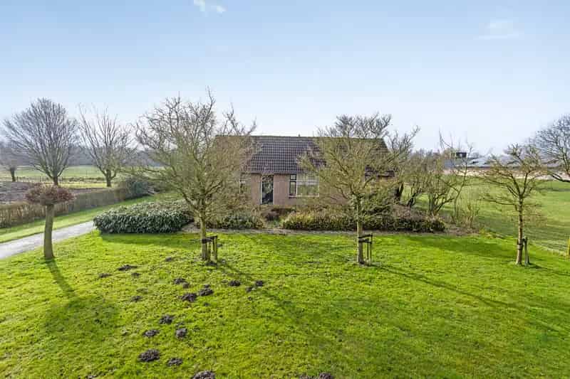 Vrijstaande Bungalow met Fruitschuur in Elst Geschikt voor Paarden en Ondernemers