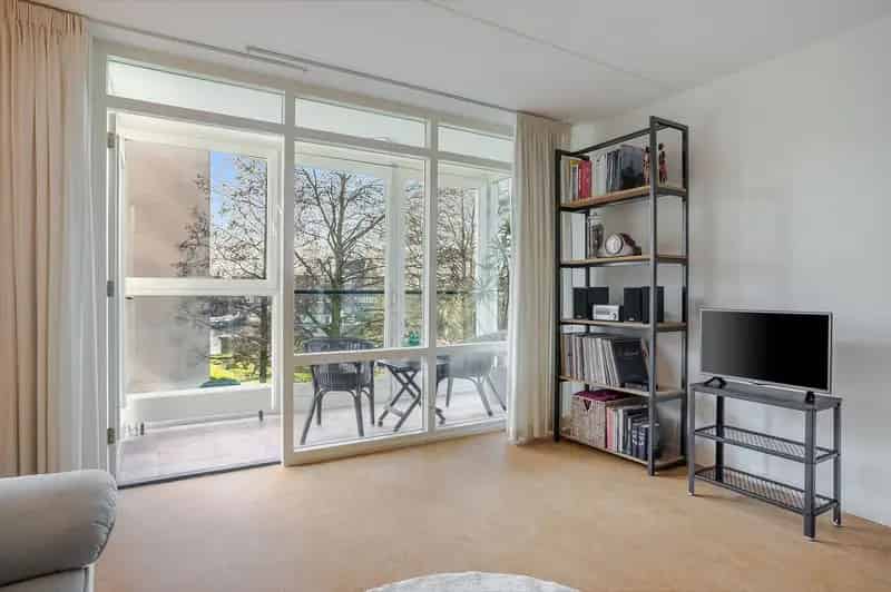 Amsterdam Omval: Licht 3-kamerappartement nabij Amstelstation