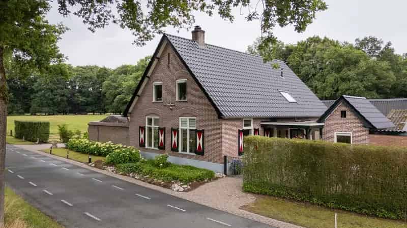 Boerderij te koop Epe - Ruime woning met paardenstallen en bosrand ligging