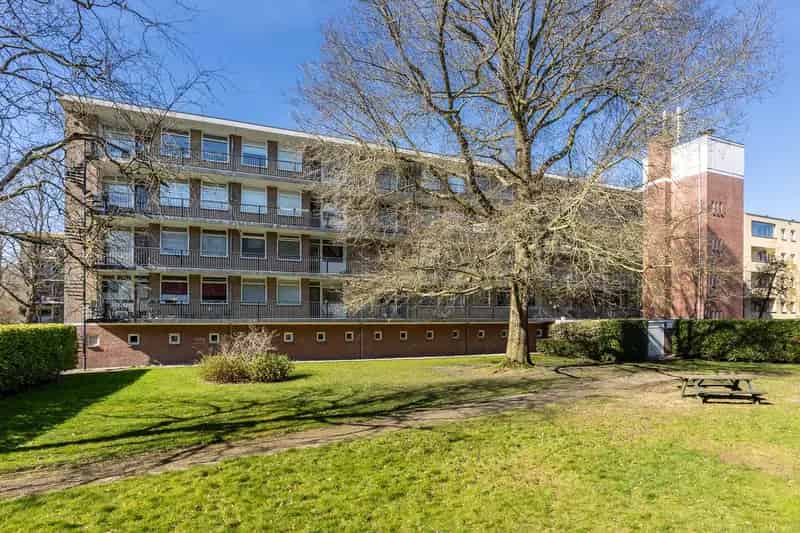 Ruim 4-kamer appartement Hilversum met balkon en vrij uitzicht