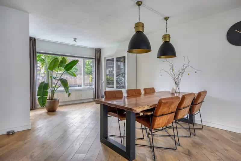 Huis te koop Oss: Ruime Hoekwoning met Uitbouw en Tuin